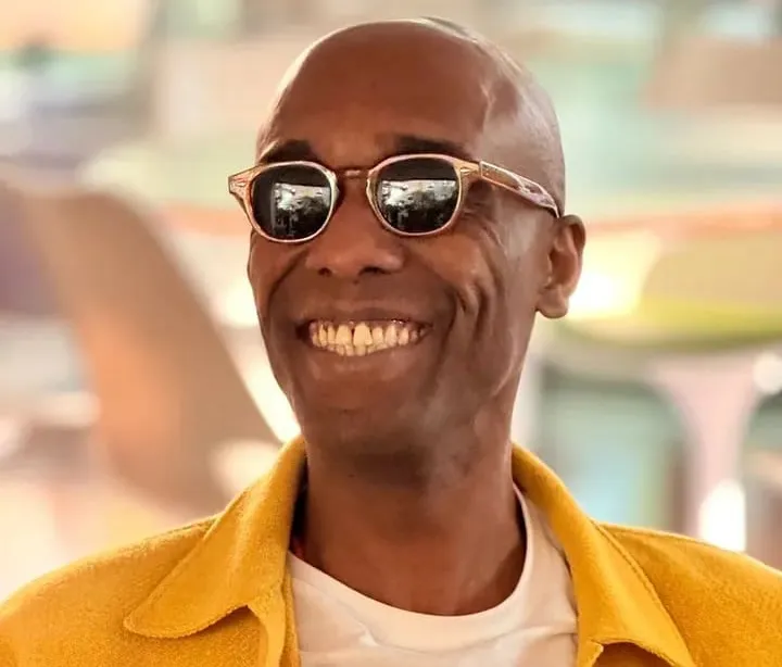 Marcus Chocollate sorrindo, de amarelo.